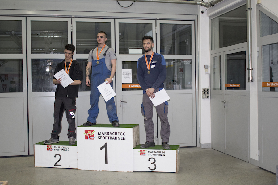 Vertreten die Region 3 bei den Carrosseriespenglern: Meister Amedeo Brotini (Mitte) und Vizemeister Nathan Ghielmetti (links). 